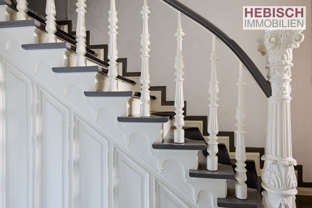 + VERKAUFT + HIER KÖNNEN SIE IHRE WOHNTRÄUME LEBEN + 1-2-FAMILIENHAUS + XL-STELLPLÄTZE +