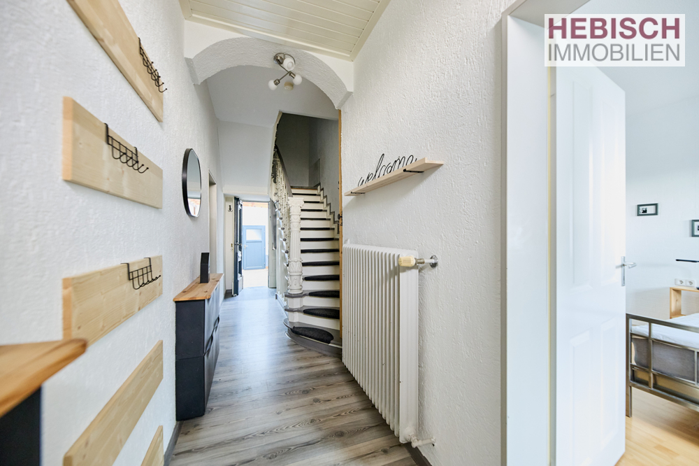 + VERKAUFT + HIER KÖNNEN SIE IHRE WOHNTRÄUME LEBEN + 1-2-FAMILIENHAUS + XL-STELLPLÄTZE +