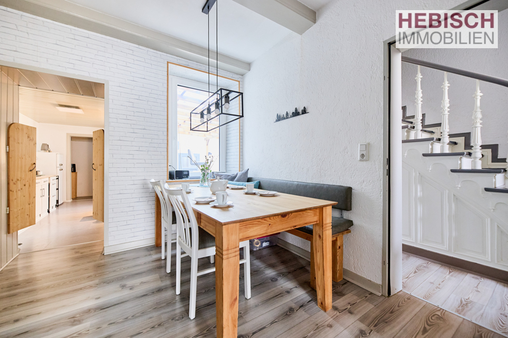 + VERKAUFT + HIER KÖNNEN SIE IHRE WOHNTRÄUME LEBEN + 1-2-FAMILIENHAUS + XL-STELLPLÄTZE +