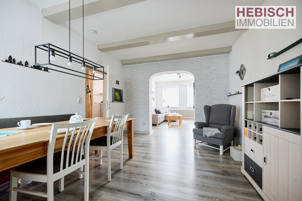 + VERKAUFT + HIER KÖNNEN SIE IHRE WOHNTRÄUME LEBEN + 1-2-FAMILIENHAUS + XL-STELLPLÄTZE +