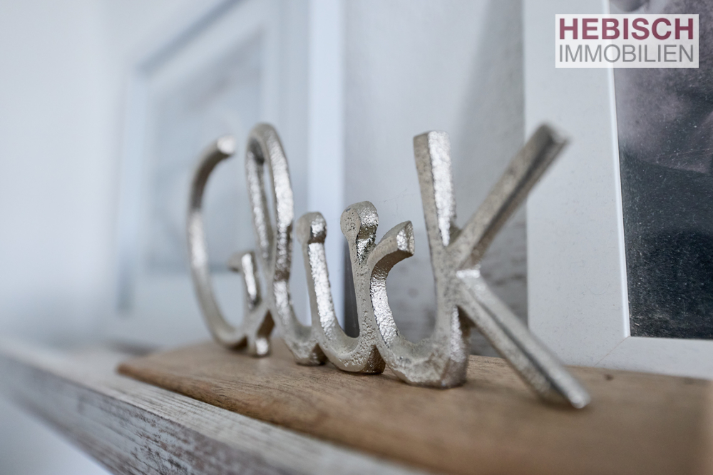 + VERKAUFT + HIER KÖNNEN SIE IHRE WOHNTRÄUME LEBEN + 1-2-FAMILIENHAUS + XL-STELLPLÄTZE +