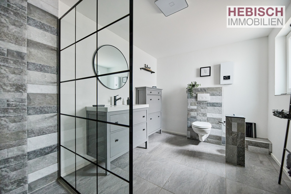 + VERKAUFT + HIER KÖNNEN SIE IHRE WOHNTRÄUME LEBEN + 1-2-FAMILIENHAUS + XL-STELLPLÄTZE +