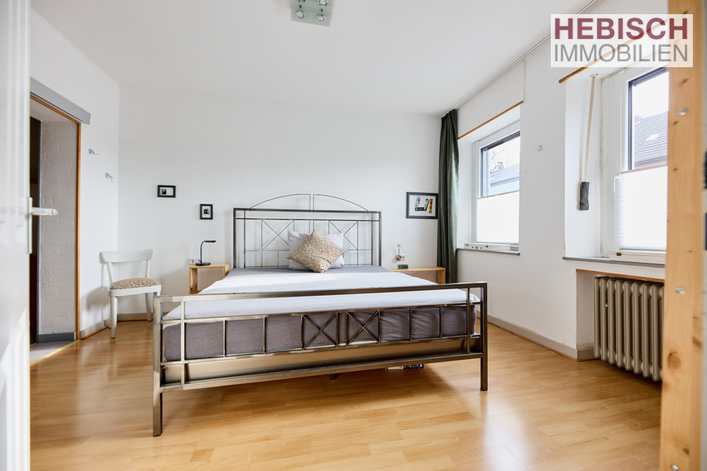 + VERKAUFT + HIER KÖNNEN SIE IHRE WOHNTRÄUME LEBEN + 1-2-FAMILIENHAUS + XL-STELLPLÄTZE +