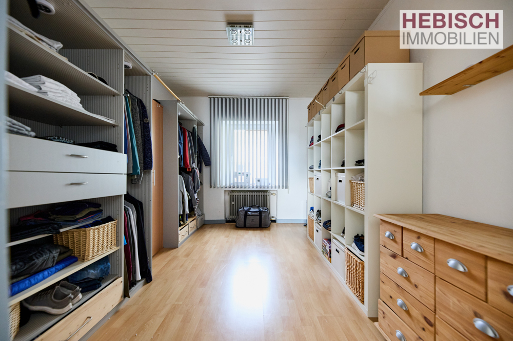 + VERKAUFT + HIER KÖNNEN SIE IHRE WOHNTRÄUME LEBEN + 1-2-FAMILIENHAUS + XL-STELLPLÄTZE +