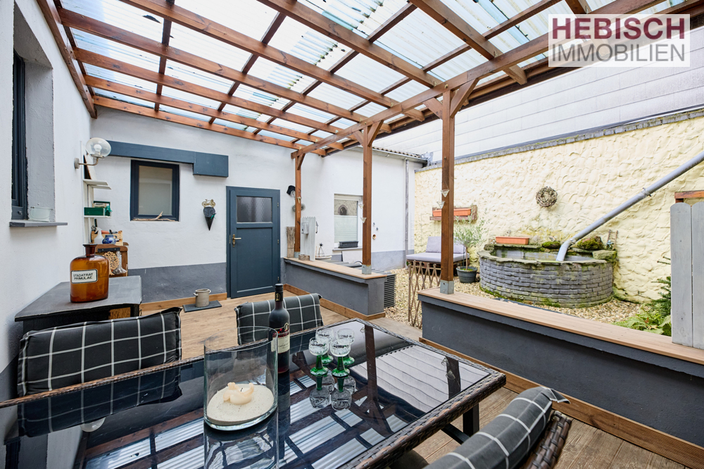 + VERKAUFT + HIER KÖNNEN SIE IHRE WOHNTRÄUME LEBEN + 1-2-FAMILIENHAUS + XL-STELLPLÄTZE +