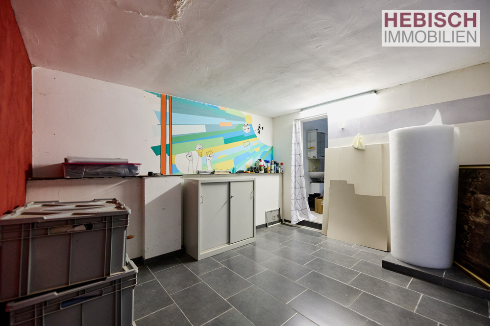 + VERKAUFT + HIER KÖNNEN SIE IHRE WOHNTRÄUME LEBEN + 1-2-FAMILIENHAUS + XL-STELLPLÄTZE +