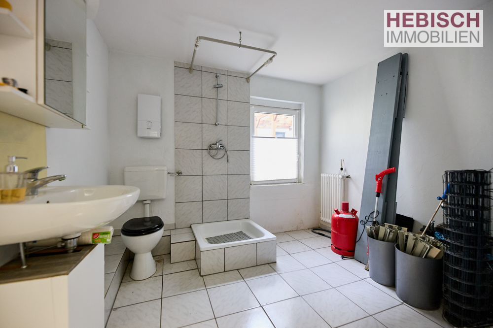 + VERKAUFT + HIER KÖNNEN SIE IHRE WOHNTRÄUME LEBEN + 1-2-FAMILIENHAUS + XL-STELLPLÄTZE +