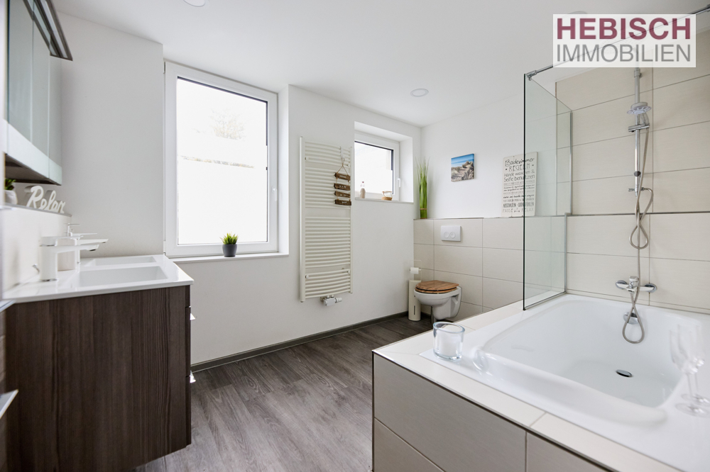 + VERKAUFT + HIER KÖNNEN SIE IHRE WOHNTRÄUME LEBEN + 1-2-FAMILIENHAUS + XL-STELLPLÄTZE +