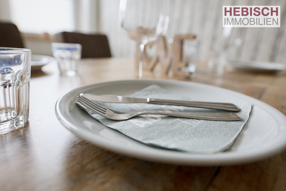 + VERKAUFT + HIER KÖNNEN SIE IHRE WOHNTRÄUME LEBEN + 1-2-FAMILIENHAUS + XL-STELLPLÄTZE +