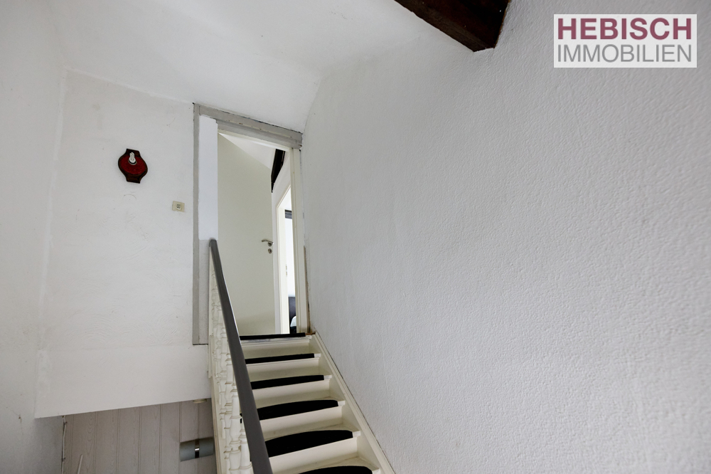 + VERKAUFT + HIER KÖNNEN SIE IHRE WOHNTRÄUME LEBEN + 1-2-FAMILIENHAUS + XL-STELLPLÄTZE +