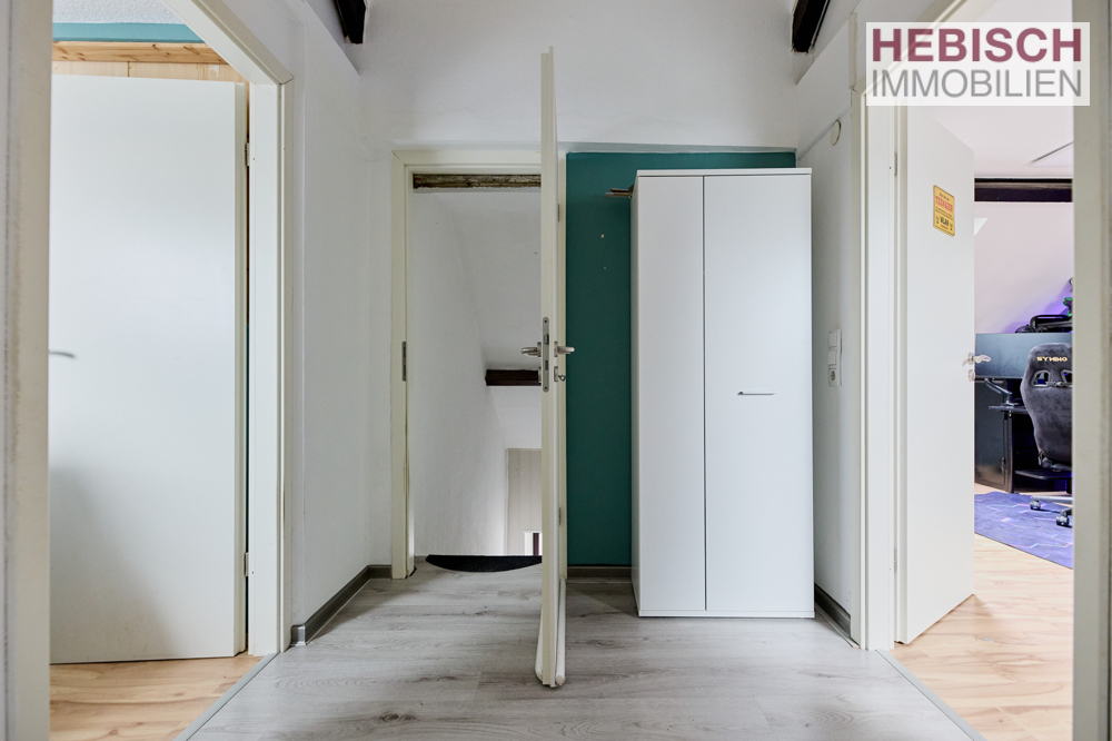 + VERKAUFT + HIER KÖNNEN SIE IHRE WOHNTRÄUME LEBEN + 1-2-FAMILIENHAUS + XL-STELLPLÄTZE +