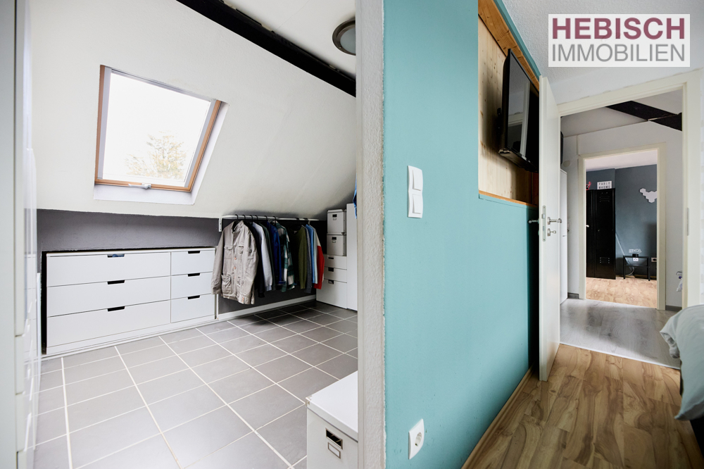 + VERKAUFT + HIER KÖNNEN SIE IHRE WOHNTRÄUME LEBEN + 1-2-FAMILIENHAUS + XL-STELLPLÄTZE +