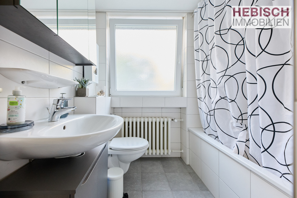 + VERKAUFT + BEZUGSFREIE DHH + NUTZBAR ALS EIN- ODER ZWEIFAMILIENHAUS + GROßE GARAGE +