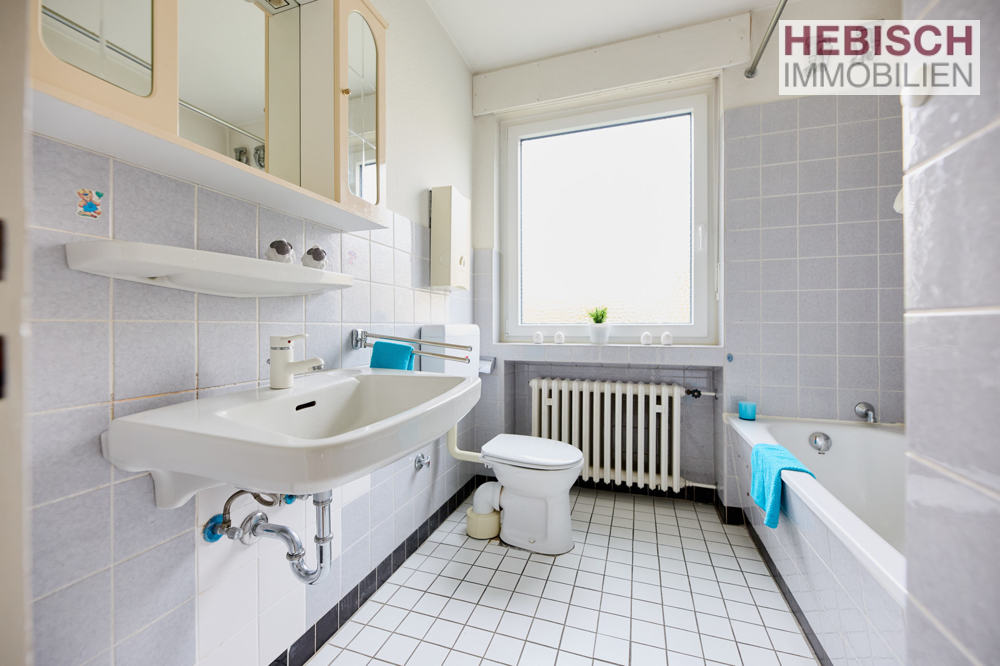 + VERKAUFT + BEZUGSFREIE DHH + NUTZBAR ALS EIN- ODER ZWEIFAMILIENHAUS + GROßE GARAGE +