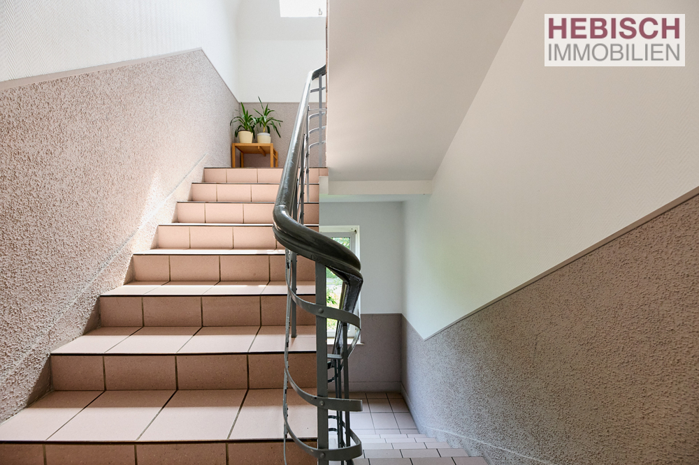 + KOMPAKTE DG-WOHNUNG + VERMIETET + + KOMPAKTE DG-WOHNUNG + VERMIETET +