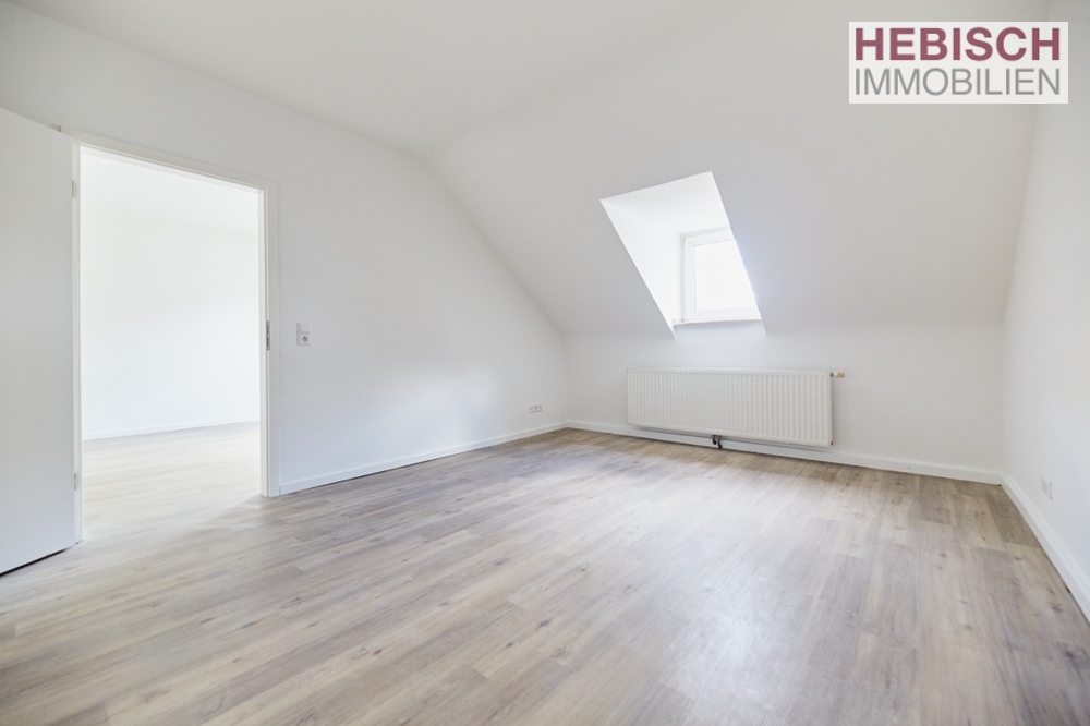 + GEMÜTLICHE DG-WOHNUNG + 2,5-ZIMMER + EINBAUKÜCHE + NORDBEZIRK +