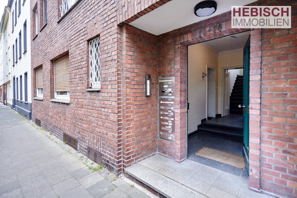 + GEMÜTLICHE DG-WOHNUNG + 2,5-ZIMMER + EINBAUKÜCHE + NORDBEZIRK +