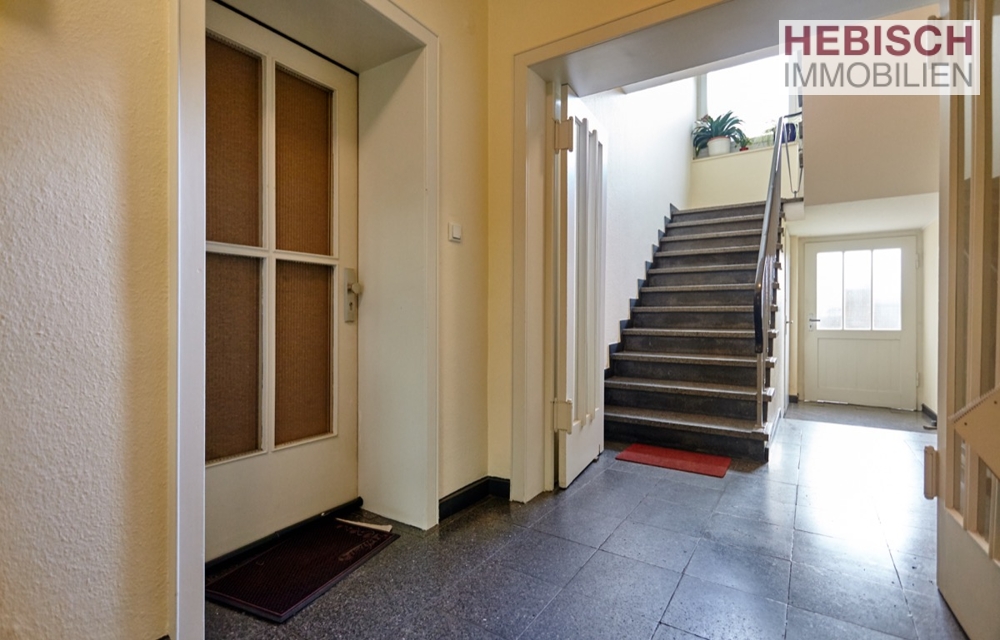 + GEMÜTLICHE DG-WOHNUNG + 2,5-ZIMMER + EINBAUKÜCHE + NORDBEZIRK +