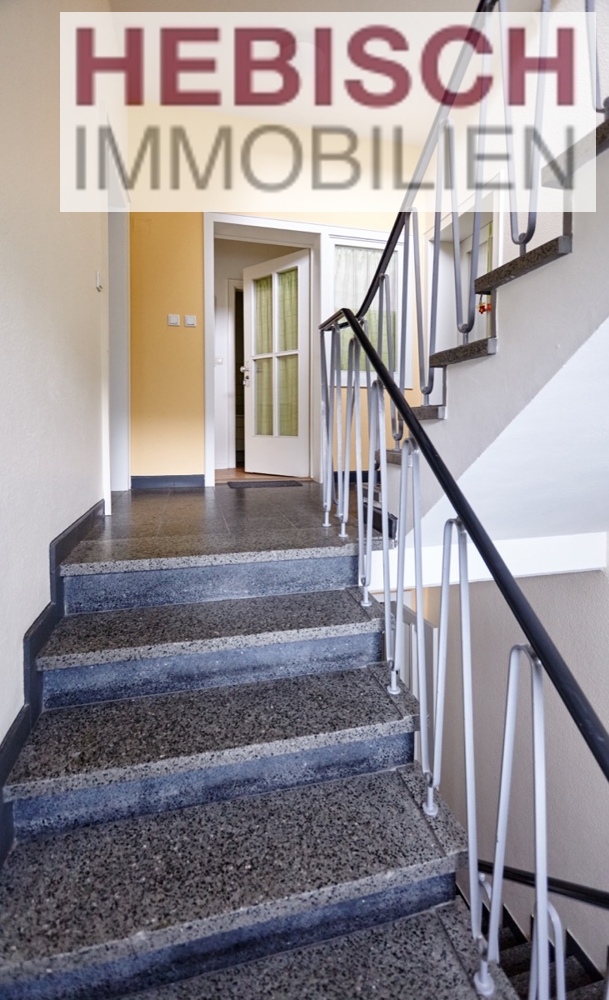 + GEMÜTLICHE DG-WOHNUNG + 2,5-ZIMMER + EINBAUKÜCHE + NORDBEZIRK +