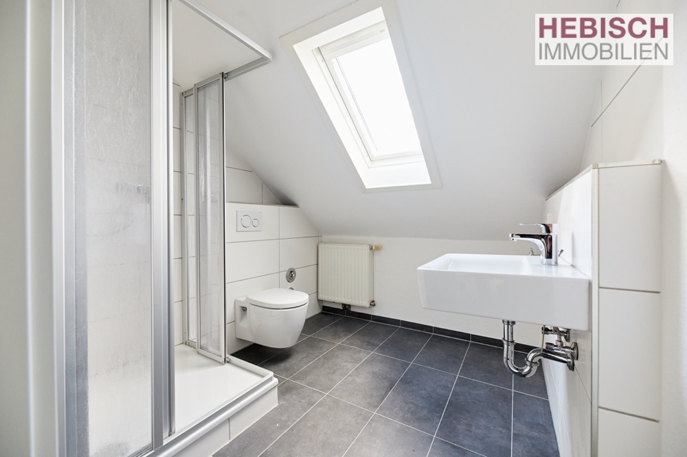 + GEMÜTLICHE DG-WOHNUNG + 2,5-ZIMMER + EINBAUKÜCHE + NORDBEZIRK +