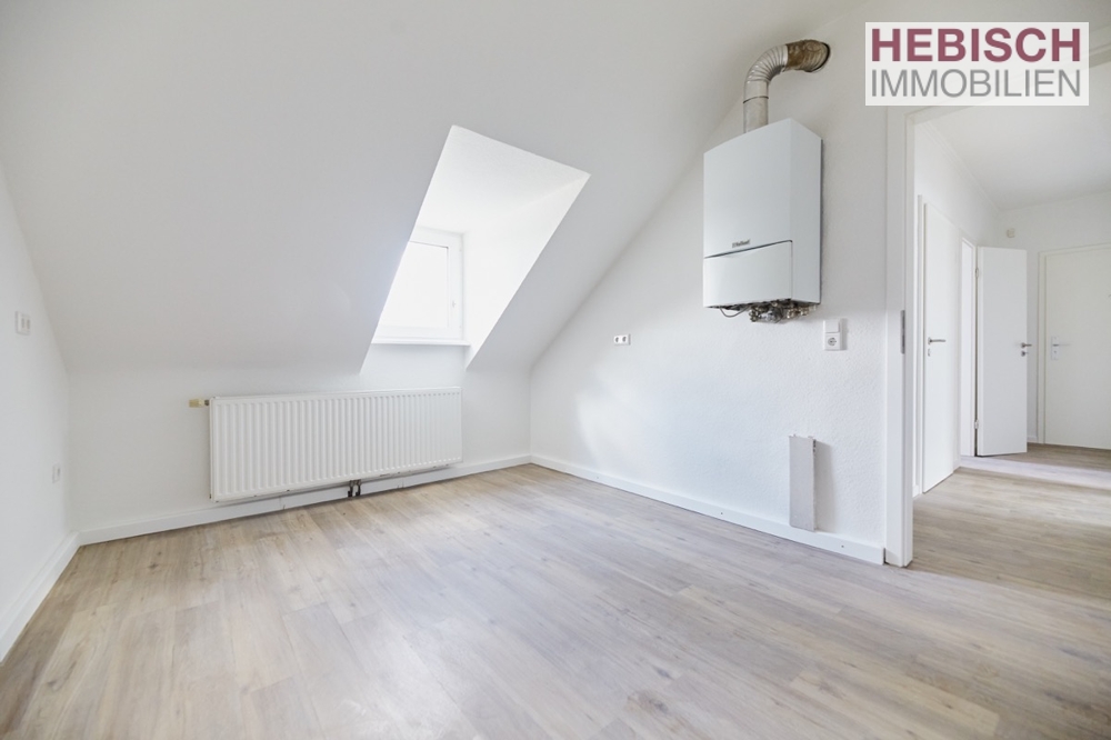 + GEMÜTLICHE DG-WOHNUNG + 2,5-ZIMMER + EINBAUKÜCHE + NORDBEZIRK +