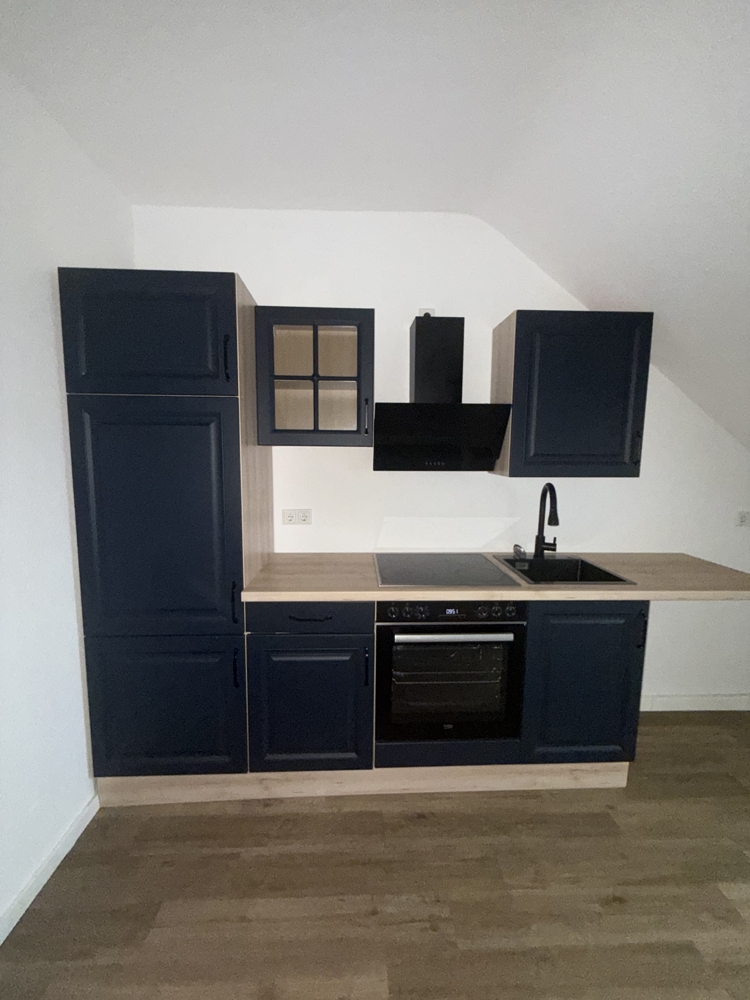 + GEMÜTLICHE DG-WOHNUNG + 2,5-ZIMMER + EINBAUKÜCHE + NORDBEZIRK +