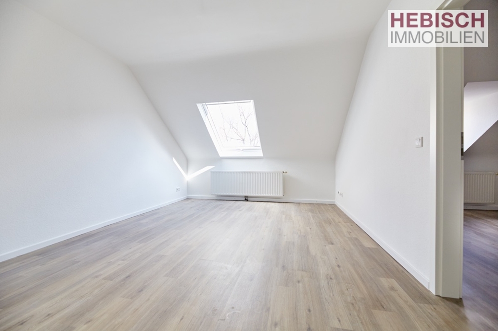 + GEMÜTLICHE DG-WOHNUNG + 2,5-ZIMMER + EINBAUKÜCHE + NORDBEZIRK +