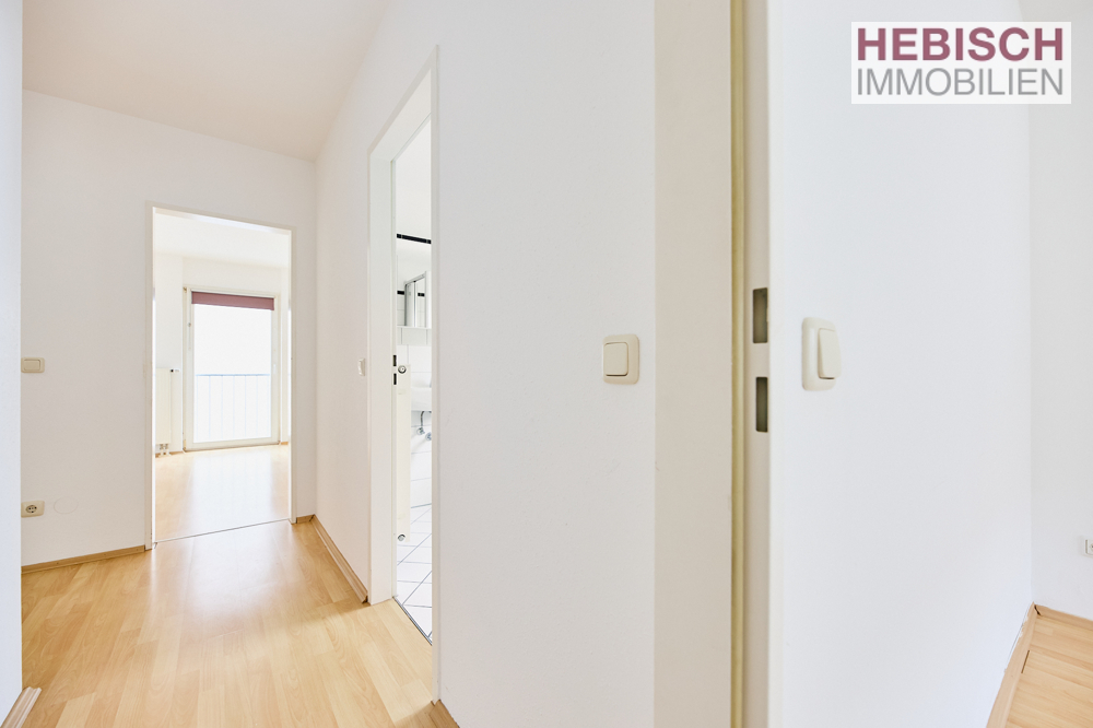 + WOHLFÜHLEN IN KREFELD-OPPUM + HELLE 3-ZIMMER-WOHNUNG MIT XL-BALKON UND TIEFGARAGEN-STELLPLATZ +