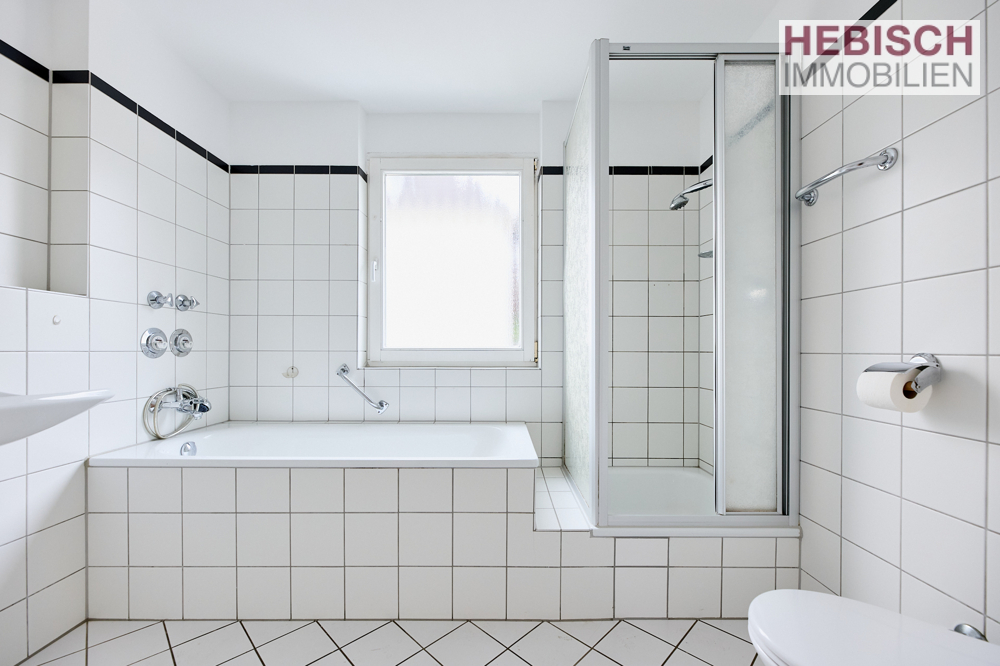 + WOHLFÜHLEN IN KREFELD-OPPUM + HELLE 3-ZIMMER-WOHNUNG MIT XL-BALKON UND TIEFGARAGEN-STELLPLATZ +