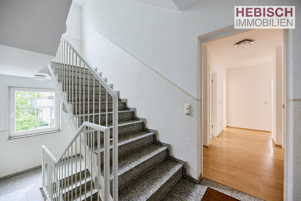 + SOLIDE KAPITALANLAGE I+ LICHTDURCHFLUTETE 3-ZIMMER-WOHNUNG + BALKON + TG-STELLPLATZ + KR-OPPUM +