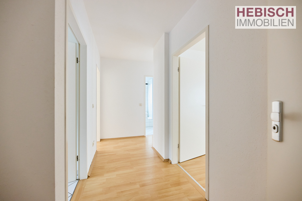 + SOLIDE KAPITALANLAGE I+ LICHTDURCHFLUTETE 3-ZIMMER-WOHNUNG + BALKON + TG-STELLPLATZ + KR-OPPUM +