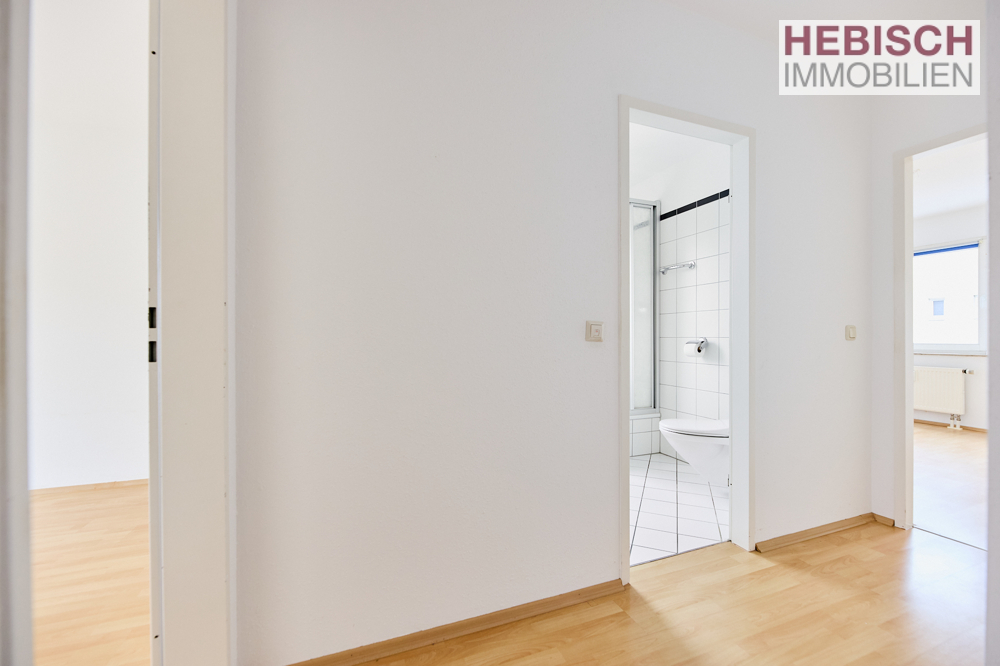 + SOLIDE KAPITALANLAGE I+ LICHTDURCHFLUTETE 3-ZIMMER-WOHNUNG + BALKON + TG-STELLPLATZ + KR-OPPUM +