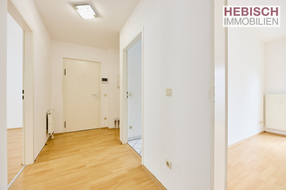 + SOLIDE KAPITALANLAGE I+ LICHTDURCHFLUTETE 3-ZIMMER-WOHNUNG + BALKON + TG-STELLPLATZ + KR-OPPUM +