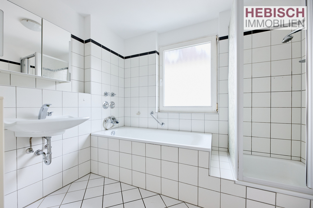 + SOLIDE KAPITALANLAGE I+ LICHTDURCHFLUTETE 3-ZIMMER-WOHNUNG + BALKON + TG-STELLPLATZ + KR-OPPUM +