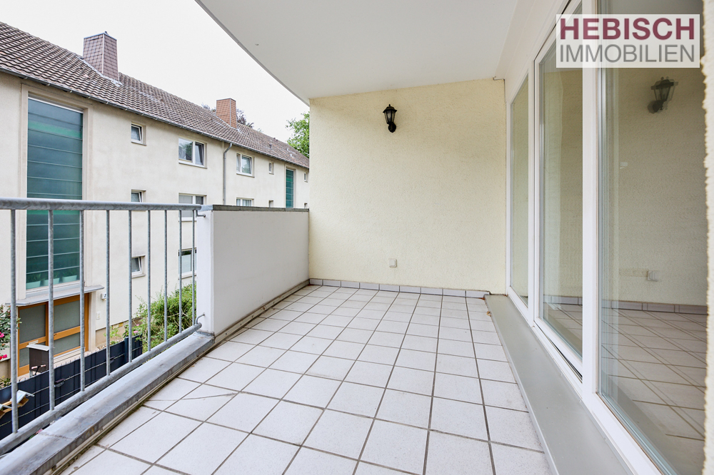 + SOLIDE KAPITALANLAGE I+ LICHTDURCHFLUTETE 3-ZIMMER-WOHNUNG + BALKON + TG-STELLPLATZ + KR-OPPUM +