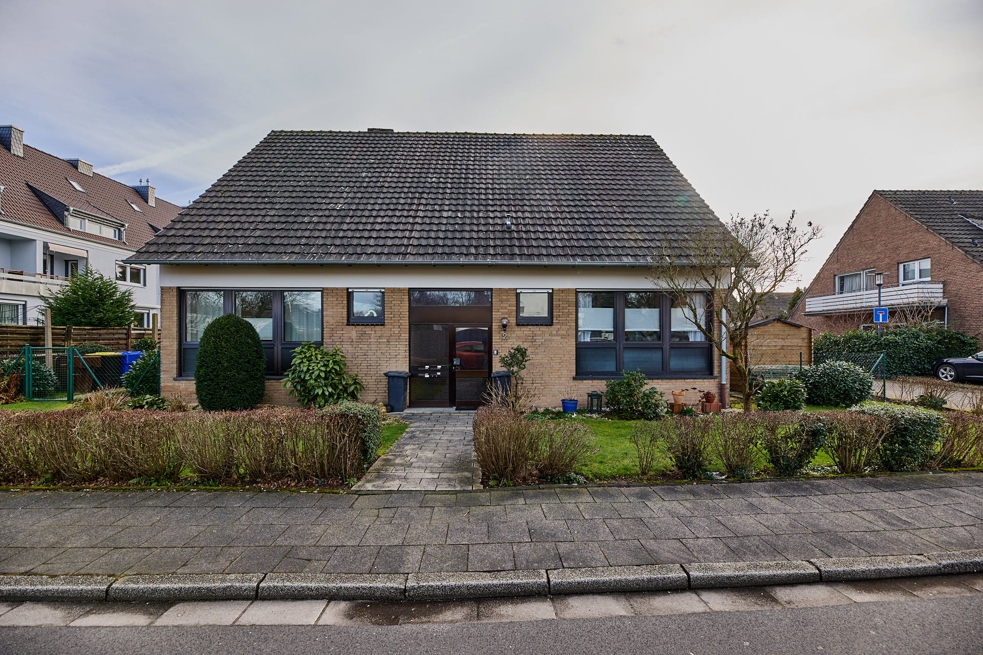 + Neu zum Verkauf Solides 4Familienhaus + schöner Garten + HEBISCH